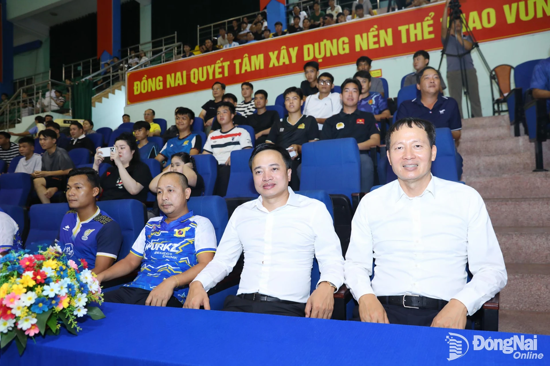 Delegates watch the Dong Nai City team in action against Ho Chi Minh City, including Vu Hong Van, Member of the Party Central Committee, Secretary of the Dong Nai City Party Committee, Head of the Dong Nai Delegation of NA Deputies; Lieutenant General Mai Hoang, Hero of the People’s Armed Forces, Member of the Ho Chi Minh City Party Committee’s Standing Board, Director of the Ho Chi Minh City Public Security Department; Aing Serey Piseth, Secretary General of the Cambodian Volleyball Federation. Photo: Huy Anh

