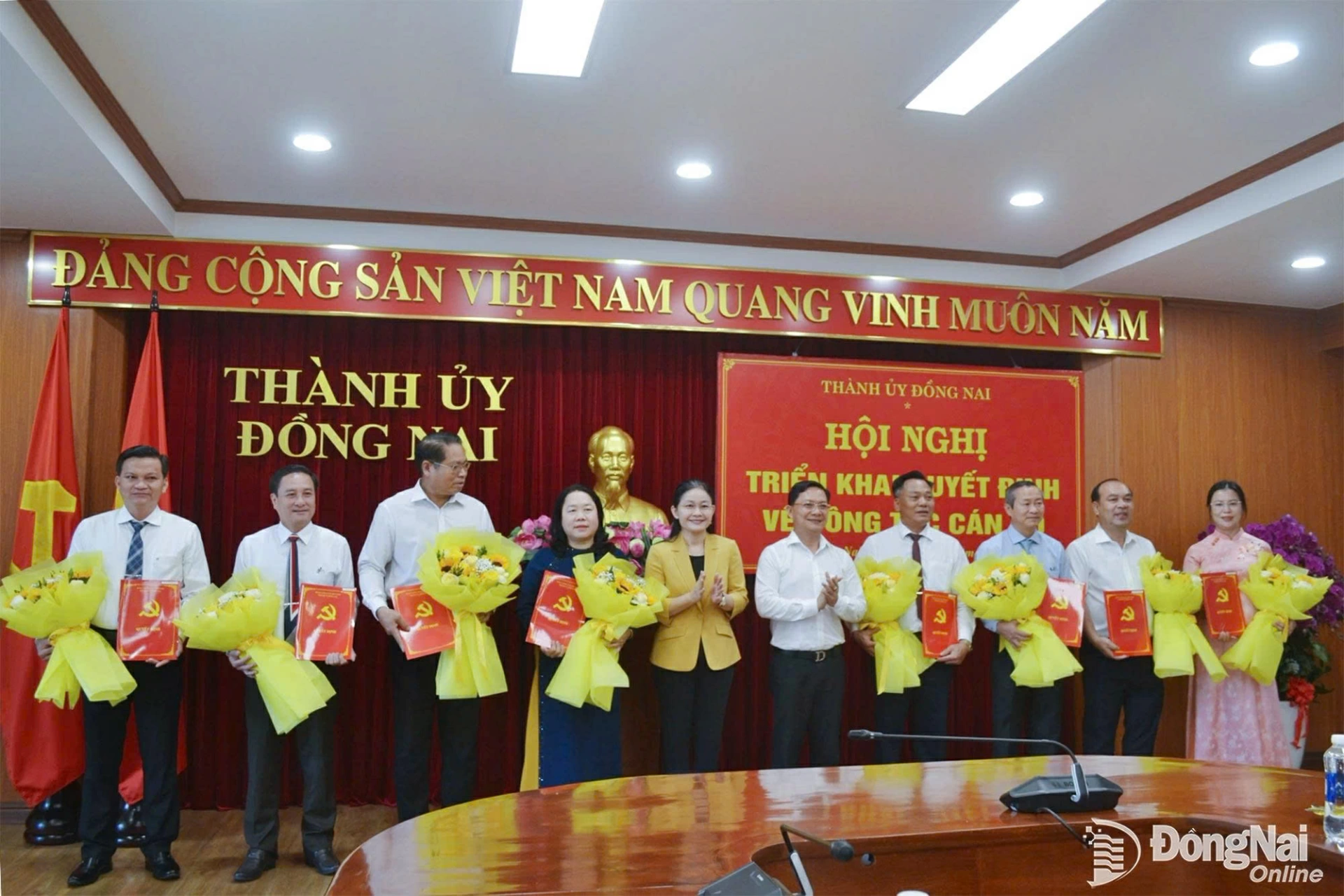 Ủy viên Trung ương Đảng, Phó Bí thư Thường trực Thành ủy, Chủ tịch HĐND thành phố Tôn Ngọc Hạnh và Ủy viên Ban Thường vụ Thành ủy, Phó Chủ tịch Thường trực Ủy ban MTTQ Việt Nam thành phố Hà Anh Dũng chúc mừng các đồng chí nhận quyết định về công tác cán bộ. Ảnh: Phương Hằng