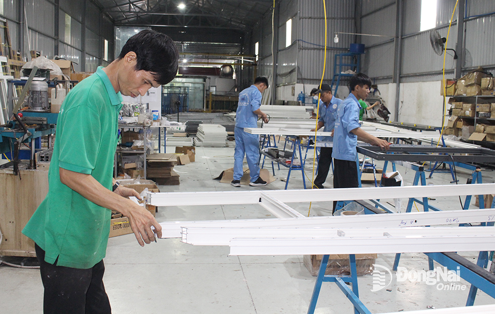 Sản xuất tại Công ty TNHH Cửa An Gia, một doanh nghiệp ngành cơ khí chế tạo ở H.Long Thành. Ảnh: V.GIA