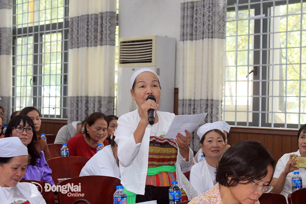 Hội viên phụ nữ dân tộc thiểu số trên địa bàn H.Định Quán trao đổi tại buổi đối thoại. Ảnh: N.SƠN