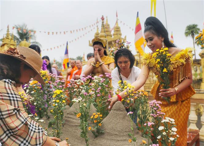 Đồng bào Khmer tổ chức tái hiện Tết Chôl Chnăm Thmây trong khuôn khổ Ngày Văn hóa các dân tộc Việt Nam 2023. Ảnh: TTXVN