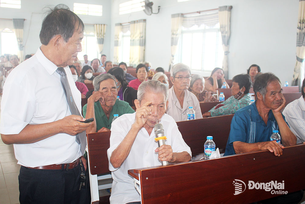 Luật sư Nguyễn Đức (Hội Luật gia tỉnh) tuyên truyền đến người dân về chế định tài sản chung, tài sản riêng của vợ chồng trong hôn nhân tại xã Trà Cổ (H.Tân Phú). Ảnh: Đ.Phú