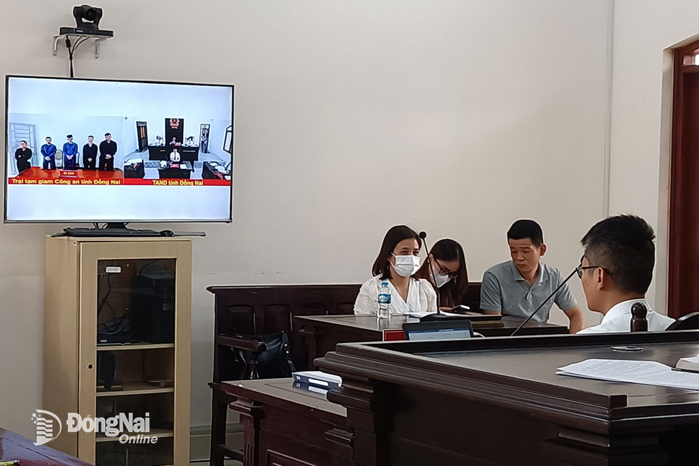 Phiên tòa xét xử trực tuyến bị cáo Phạm Thị Ngọc Dâng cùng các đồng phạm ngày 15-9-2023. Ảnh: T.Tâm