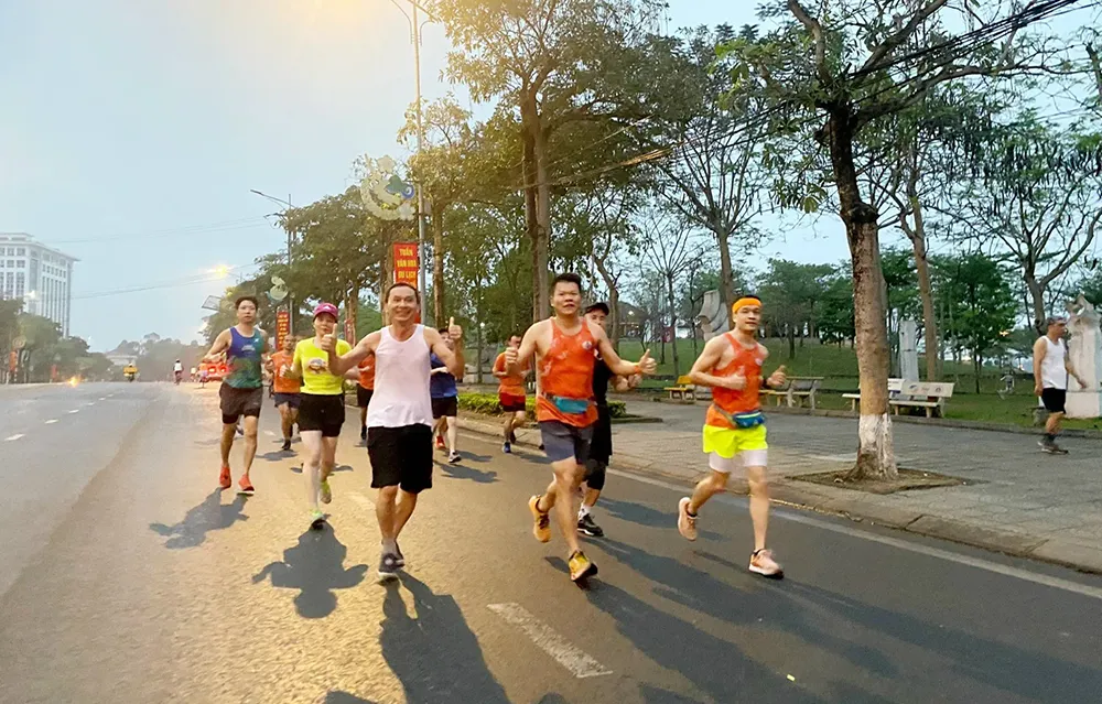 Các thành viên CLB Runners 19 tập luyện hưởng ứng giải chạy Đền Hùng Spirituality Marathon 2024