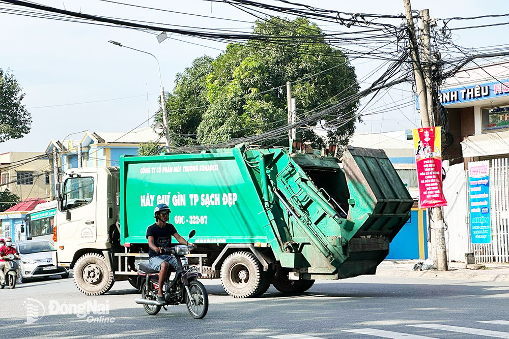 Xe thu gom rác trên đường Phan Trung (TP.Biên Hòa) vào sáng 19-10. Ảnh: K.LIỄU