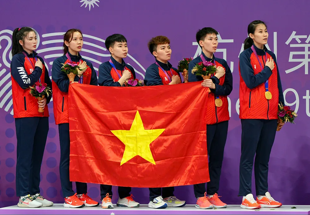 Đội tuyển cầu mây nữ Việt Nam trên bục nhận thưởng huy chương vàng