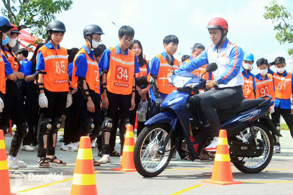 Đại diện Công ty CP Xe máy Hòa Bình Minh hướng dẫn cho đoàn viên thanh niên kỹ năng lái xe an toàn