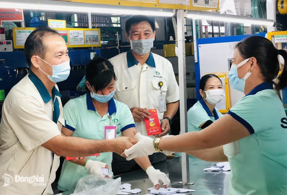 Chủ tịch Công đoàn cơ sở Công ty CP TKG Taekwang Vina Đinh Sỹ Phúc thăm hỏi, động viên công nhân trong giờ sản xuất