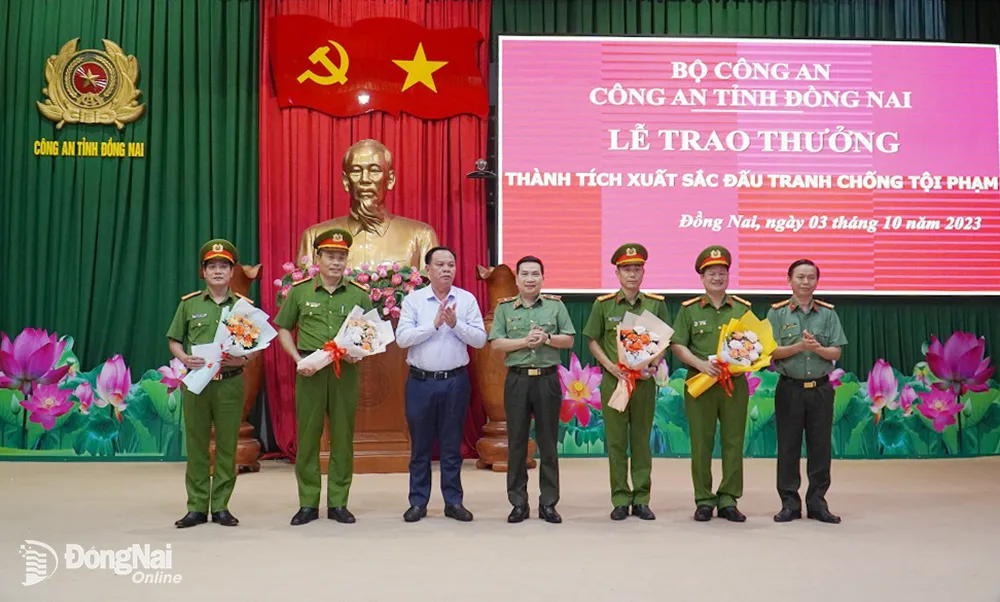 Quyền Chủ tịch UBND tỉnh Võ Tấn Đức và thiếu tướng Nguyễn Sỹ Quang, Giám đốc Công an tỉnh trao thưởng cho các đơn vị