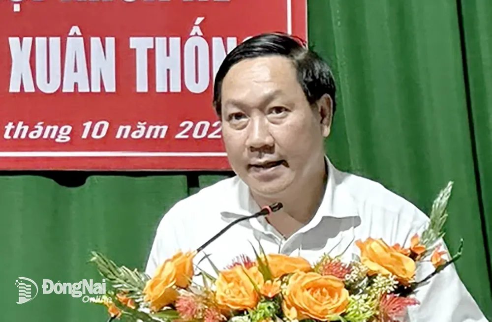 Phó trưởng đoàn chuyên trách Đoàn đại biểu Quốc hội tỉnh Bùi Xuân Thống trao đổi với cử tri tại hội nghị