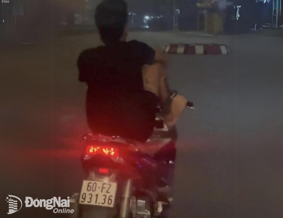 Võ Văn Tâm dùng chân phải điều khiển xe máy trên đường Hà Huy Giáp, TP.Biên Hoà vào đêm 11/10.