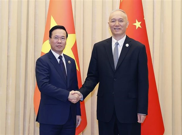 President Vo Van Thuong (L) meets Cai Qi, member of the Standing Committee of the Political Bureau of the CPC Central Committee, member the Committee’s Secretariat and Chief of the Committee’s Office, in Beijing on October 19.
