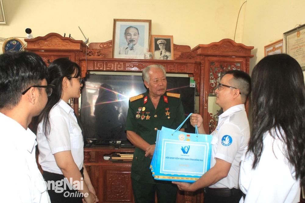 Đoàn đại biểu thăm, tặng quà Anh hùng lực lượng vũ trang Nguyễn Văn Lân tại P.Long Bình Tân