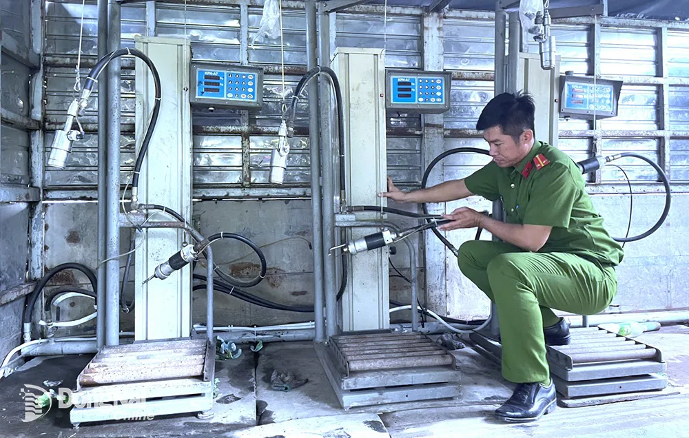 Kiểm tra hệ thống san chiết gas.Ảnh: Nguyễn Long