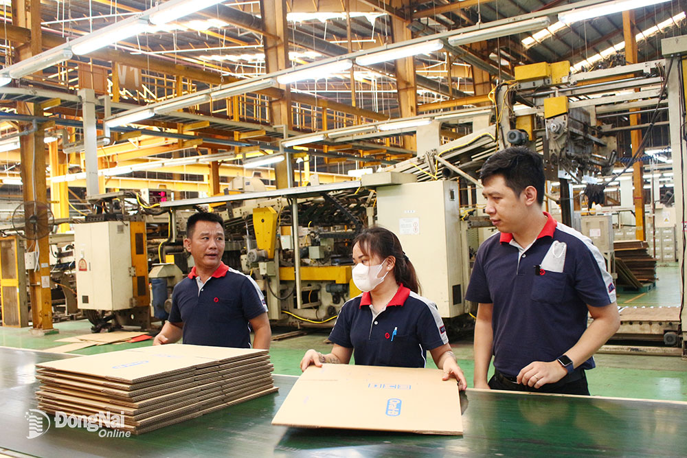 Cán bộ Công đoàn (bìa phải) Công ty TNHH Giấy Yuen Foong Yu Đồng Nai (H.Long Thành) động viên công nhân trong giờ làm việc. Ảnh: L.Nai