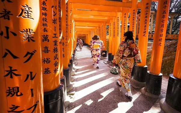 Sải bước qua 10.000 cánh cổng Torii đỏ rực tại đền Fushimi Inari