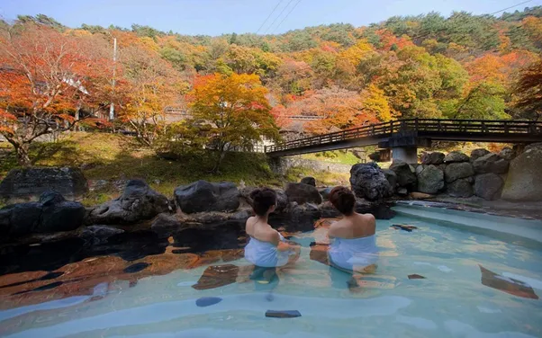 Tắm Onsen là một trải nghiệm đáng giá trong chuyến du lịch Nhật Bản mùa thu