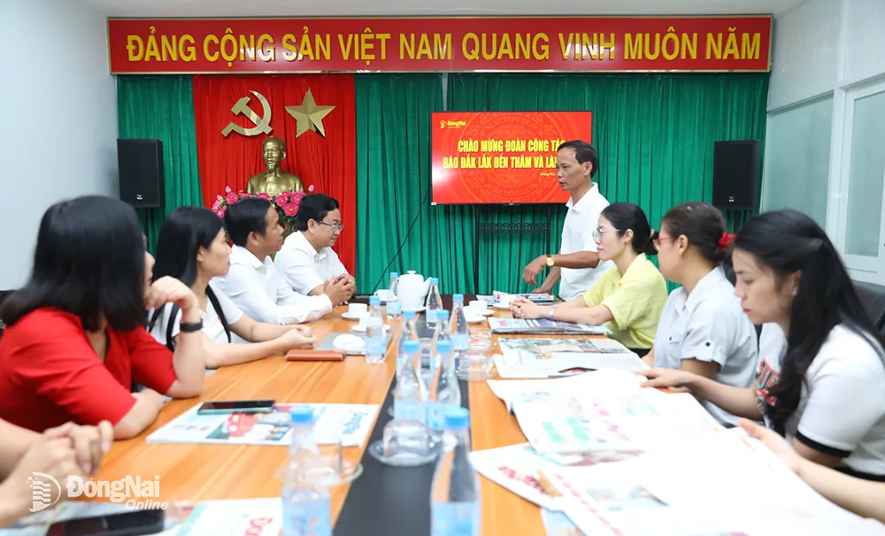 Phó tổng biên tập Báo Đắk Lắk Lê Quang Ánh phát biểu tại buổi làm việc
