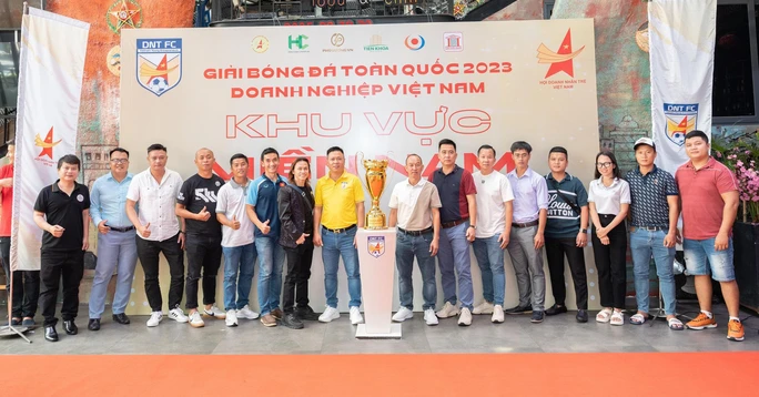 Đại diện 8 đội bóng góp mặt trong buổi lễ bốc thăm chia bảng đấu Giải bóng đá Doanh nghiệp toàn quốc khu vực phía Nam - Cúp Doanh nhân trẻ 2023
