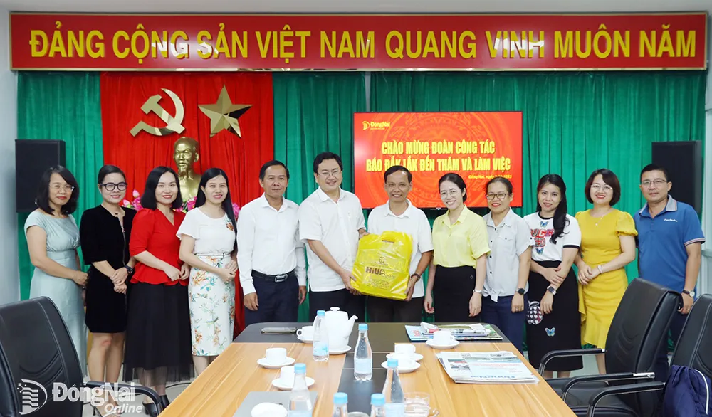 Lãnh đạo Báo Đắk Lắk tặng quà cho lãnh đạo Báo Đồng Nai