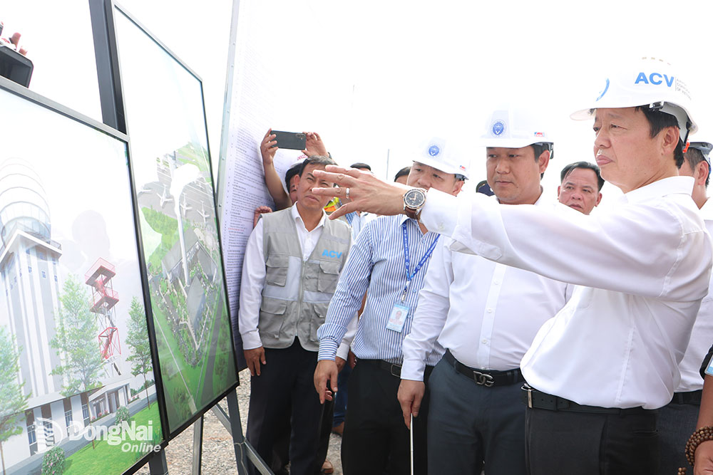 Phó thủ tướng Trần Hồng Hà trao đổi về tiến độ xây dựng công trình thuộc dự án thành phần 2 các công trình phục vụ  quản lý bay. Ảnh: P.TÙNG