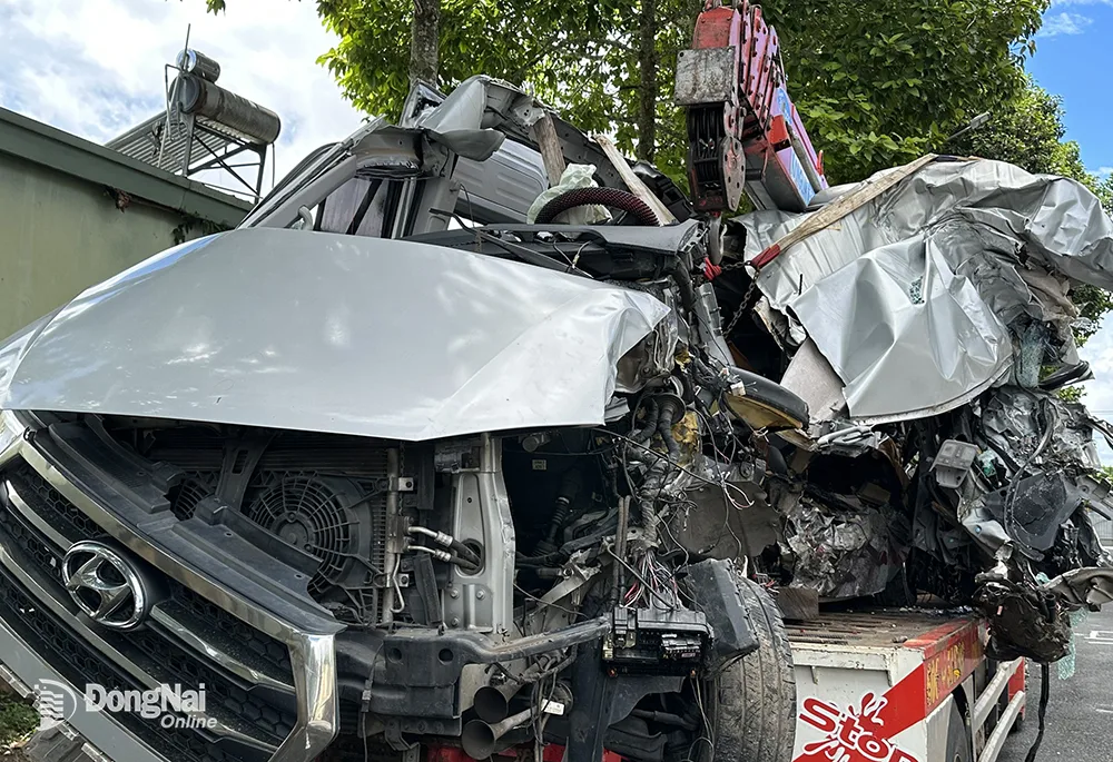 Chiếc xe 16 chỗ bị tông biến dạng khiến 9 người trên xe thương vong