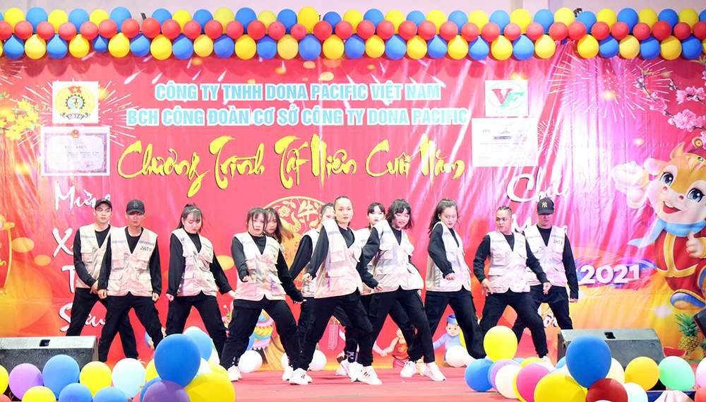 Công nhân lao động Công ty TNHH Dona Pacific Việt Nam (H.Trảng Bom) biểu diễn văn nghệ tại chương trình Tết Sum vầy