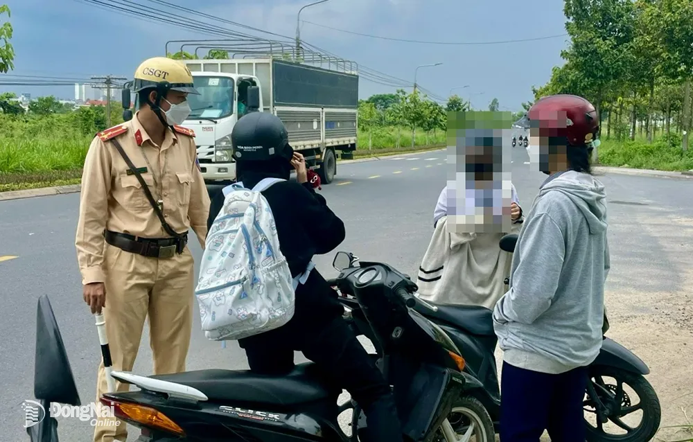 Lực lượng Cảnh sát giao thông Công an TP.Biên Hòa kiểm tra học sinh đi xe máy vào trưa 10-10, tại TP.Biên Hòa. Ảnh: CTV
