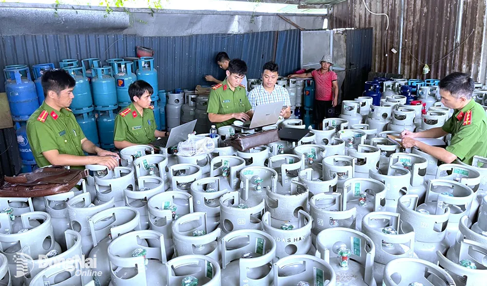 Lực lượng chức năng kiểm tra kho của Công ty TNHH Toàn Năng Phát. Ảnh: Nguyễn Long