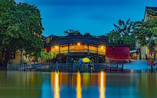 Sơn Trà Travel sẽ đưa du khách khám phá trọn vẹn phố cổ.
