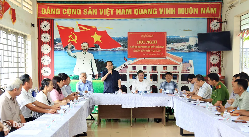 Phó bí thư Tỉnh ủy, Trưởng đoàn Đại biểu Quốc hội tỉnh Quản Minh Cường phát biểu với Chi bộ ấp Xóm Trầu