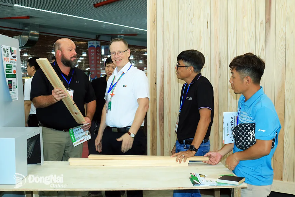 Các doanh nghiệp tham quan trình diễn máy móc công nghệ tại hội chợ Đồ gỗ xuất khẩu phục vụ thị trường nội địa vừa được tổ chức ở Đồng Nai