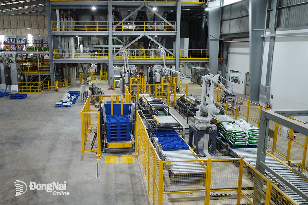 Robot tự động hóa sản xuất tại Công ty TNHH MTV Provimi Việt Nam (Khu công nghiệp Giang Điền, H.Trảng Bom). Ảnh: H.LỘC