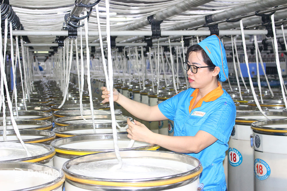 Xưởng sản xuất theo tiêu chí HSE (sức khỏe - an toàn - môi trường) tại Công ty CP Dệt Texhong (H.Nhơn Trạch). Ảnh: H.LỘC