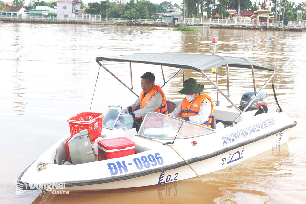 Sở TN-MT lấy nước sông Đồng Nai kiểm tra chất lượng nước