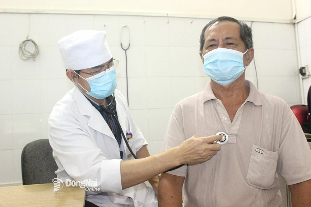 Bác sĩ Trung tâm Y tế H.Xuân Lộc khám bệnh cho bệnh nhân. Ảnh: H.Dung