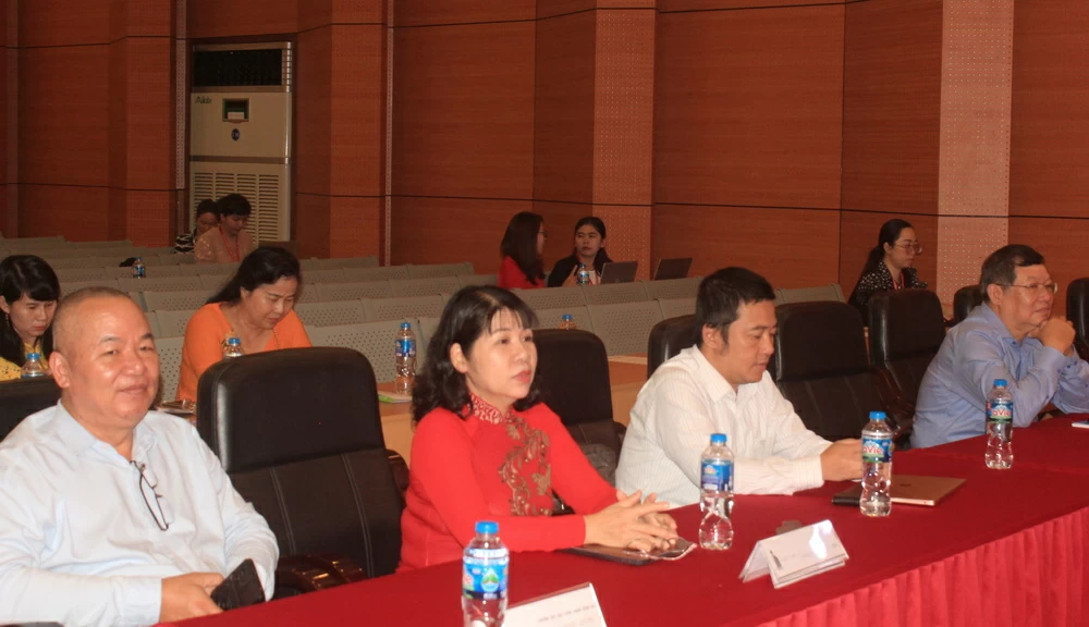 Phó chủ tịch HĐND tỉnh Hoàng Thị Bích Hằng (thứ 2 từ trái qua) tham dự chương trình Nữ trí thức với chuyển đổi số