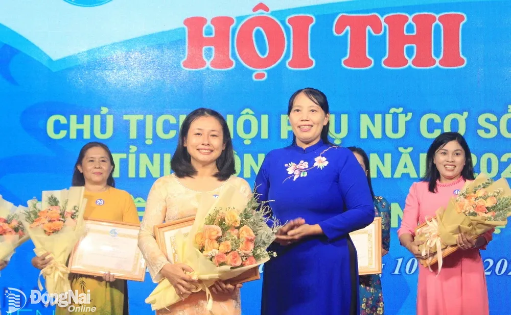 Chủ tịch Hội LHPN tỉnh Lê Thị Thái trao bằng khen cho thí sinh đoạt giải Nhất hội thi