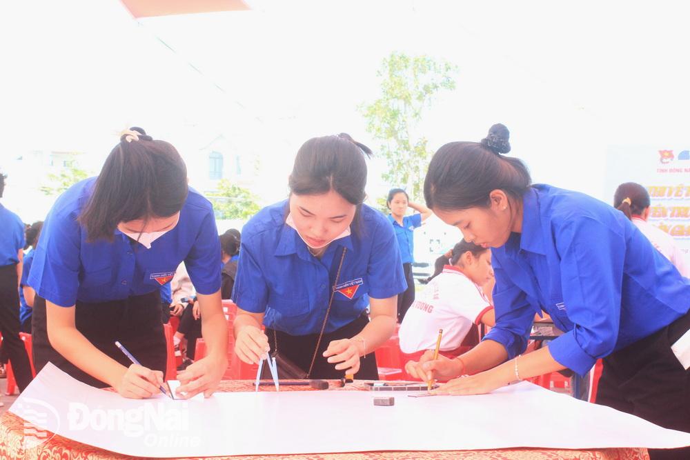 Đoàn viên thanh niên H.Trảng Bom tham gia cuộc thi vẽ tranh tuyên truyền về an toàn giao thông