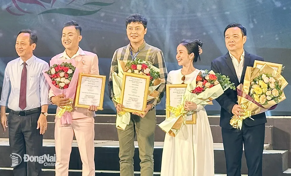 Diễn viên Trần Phương Trang (giữa) nhận giải nhất cuộc thi Tài năng diễn viên cải lương toàn quốc năm 2023 (ảnh: Quế Anh)