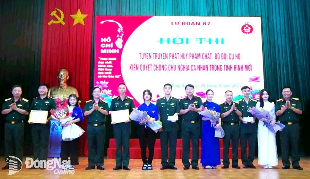 Thủ trưởng Lữ đoàn trao giải cho các đội tham gia thi tuyên truyền phẩm chất Bộ đội Cụ Hồ
