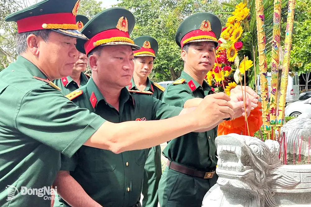 Lực lượng vũ trang tỉnh dâng hương viếng Đền thờ Đại tướng Võ Nguyên Giáp dịp kỷ niệm 78 năm Quốc khánh 2-9