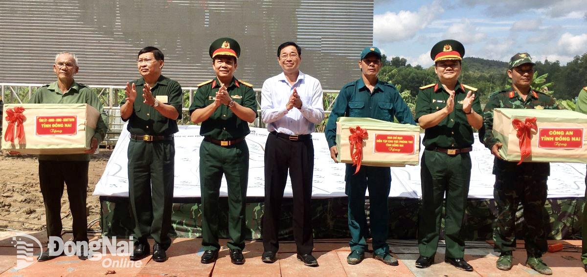 Phó chủ tịch UBND tỉnh Võ Văn Phi và thủ trưởng Bộ Chỉ huy quân sự tỉnh tặng quà các lực lượng diễn tập