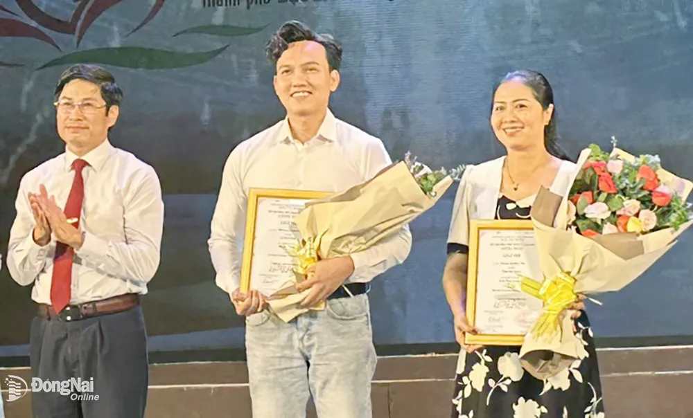 Diễn viên Nguyễn Văn Đến (giữa) nhận giải nhì (ảnh: Quế Anh)