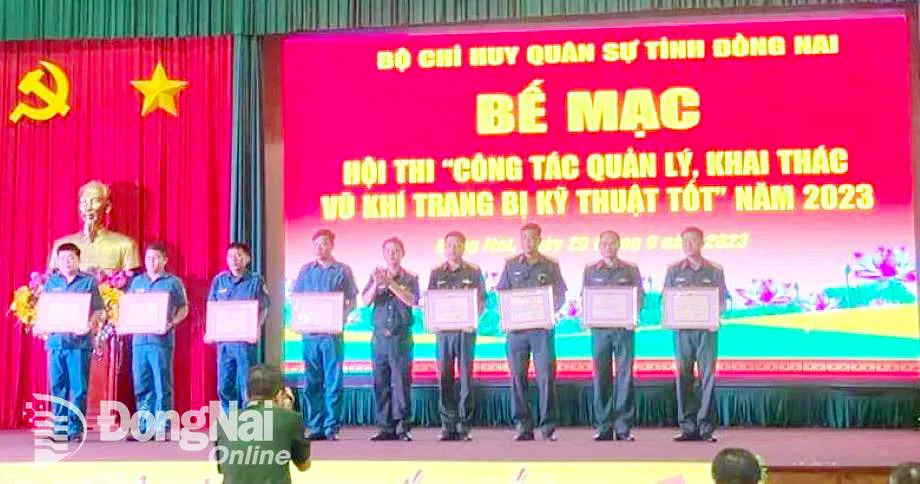 Đại tá Ngô Quang Thuấn tặng Giấy khen cho các cá nhân đạt thành tích cao trong hội thi