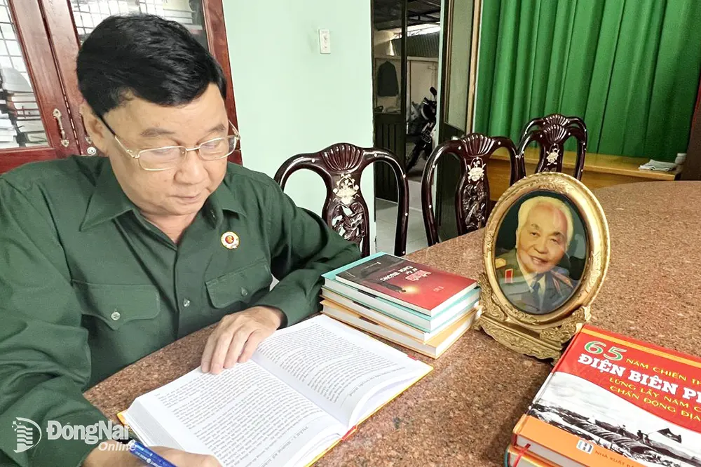 Đại tá Huỳnh Công Phúc nghiên cứu những tài liệu liên quan đến Đại tướng Võ Nguyên Giáp