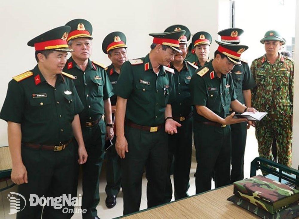 Trung tướng Nguyễn Doãn Anh trực tiếp kiểm tra nơi ở, sinh hoạt của học viên- Ảnh: ĐVCC