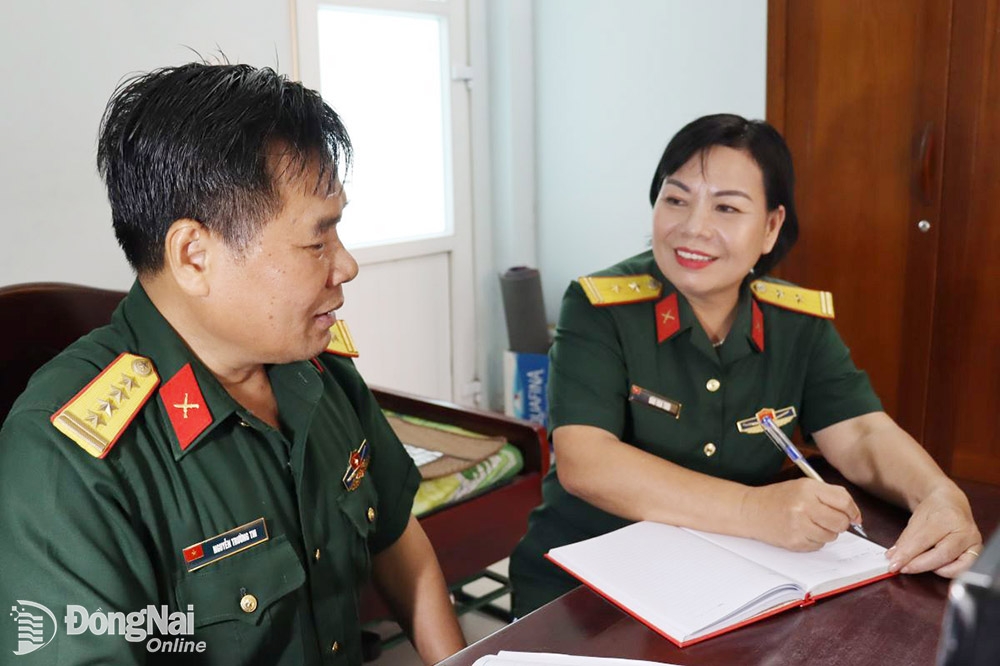 Trung tá Đào Hoa Tươi nhận nhiệm vụ từ Trưởng khoa Hậu cần kỹ thuật Trường Quân sự Quân đoàn 4