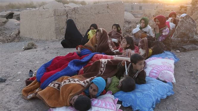 Nạn nhân bị mất nhà cửa sau trận động đất tại tỉnh Herat, Afghanistan ngày 7/10/2023. Ảnh: THX/TTXVN

