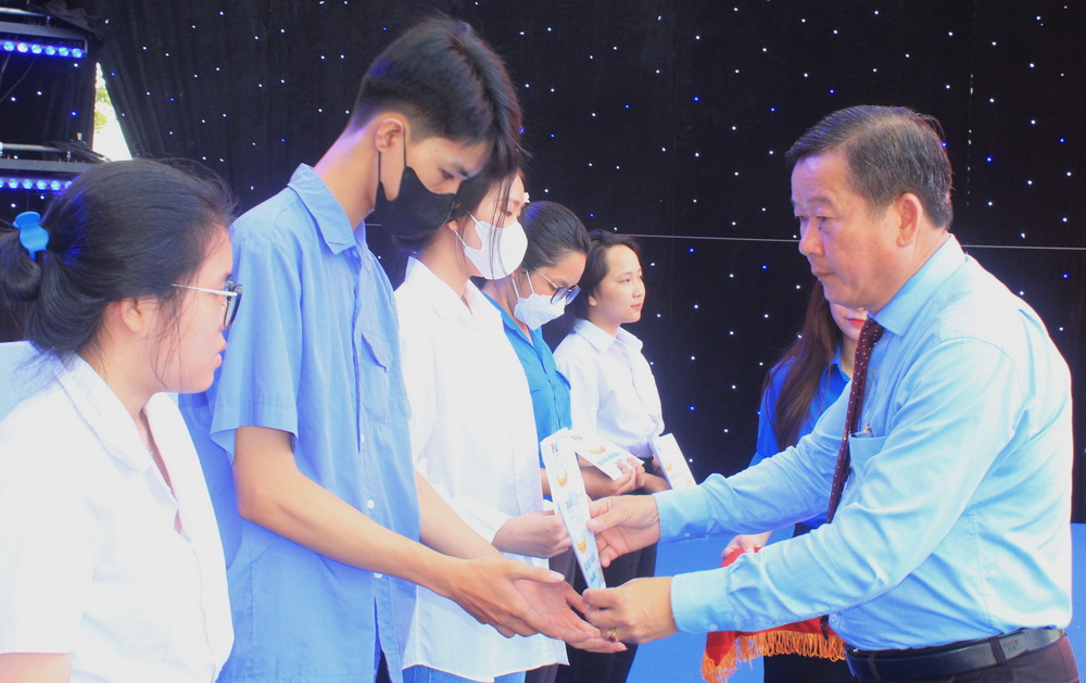 Đồng chí Đào Văn Phước, Ủy viên Ban TVTU, Trưởng ban Tổ chức Tỉnh ủy trao học bổng cho sinh viên